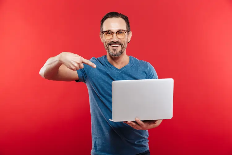Curso Digital Interativo - Automação 4 - Homem Estudando com Notebook